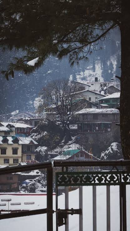 Vista Resort terrace with mountain view - hotels in Manali Mall Road
